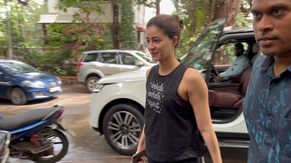 ananya-panday-was-spotted-at-her-gym-in-bandra